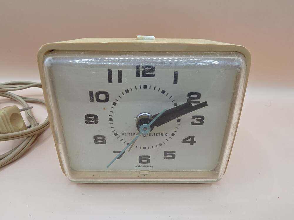 Vintage General Electric Analog Alarm Clock Small Model 7369 *Working*